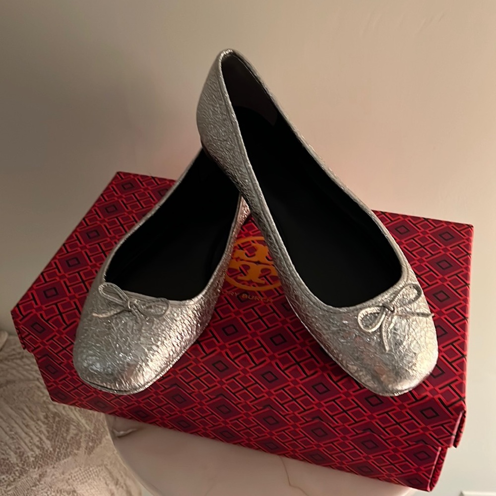 NIB Silver Tory Burch Flats (size 7)